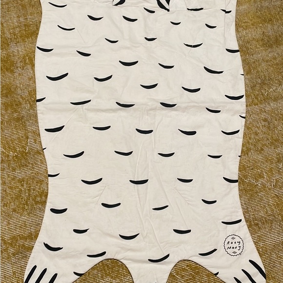 Minimal adorable bear blanket (or can be styled as an indoor rug) - Picture 4 of 4